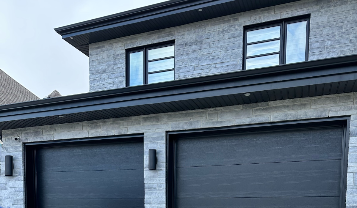 Maison avec revêtement peint récemment, montrant une protection extérieure contre les intempéries.