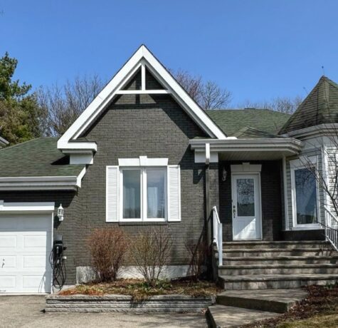 Résultat final d’une teinture brique au spray sur une maison de type cottage, réalisée par Protech Peinture.
