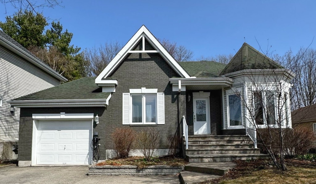 Résultat final d’une teinture brique au spray sur une maison de type cottage, réalisée par Protech Peinture.
