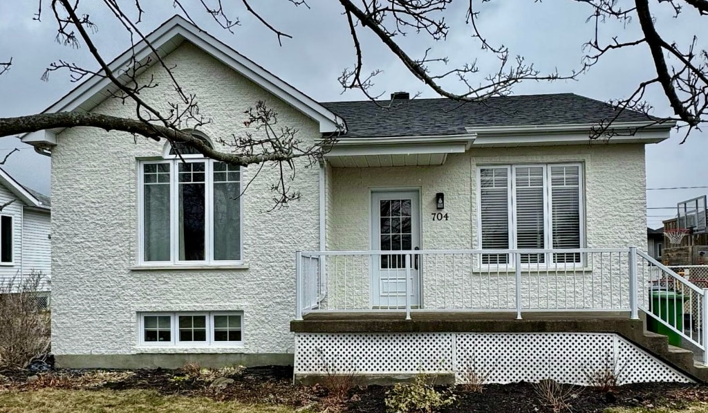 Résultat après l’application de la teinture pour brique par Protech Peinture sur la façade d’une maison résidentielle.